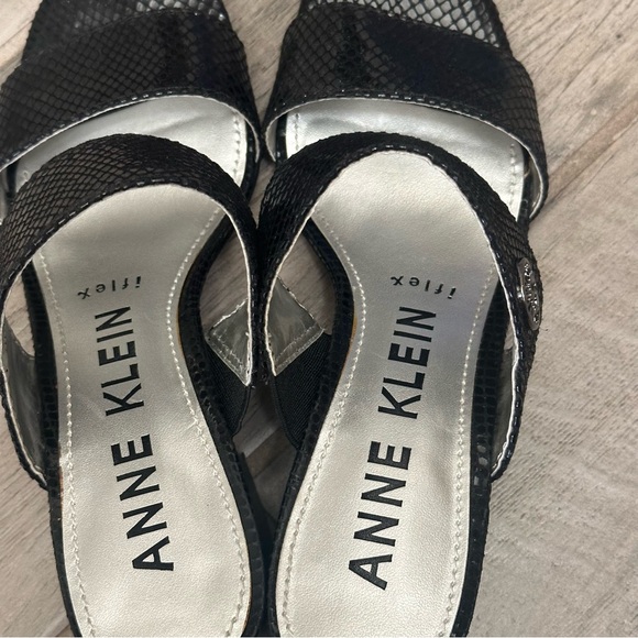 Anne Klein Blocked Heels Double Striped Iflex Sandals 6M - Picture 4 of 5